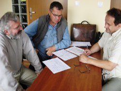 Autorzy filmu podczas przygotowywania dokumentacji. Od lewej W. Rotarski, J. Joniec i K. Kasprzak